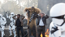 Johnas Boyega ir Harrisonas Fordas filme &bdquo;Žvaigždžių karai: galia nubunda&ldquo;