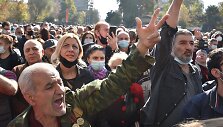 Jerevane prie vyriausybės rūmų protestuotojai reikalauja premjero atsistatydinimo