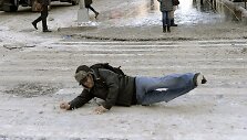 Slidžioje perėjoje paslydęs ir nukritęs vyras.