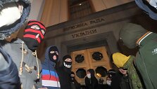 Ukrainos ultranacionalistinio judėjimo &bdquo;Pravyj sektor&ldquo; nariai prie Auk&scaron;čiausiosios Rados