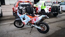 Le Havro uoste rikiuojami Dakaro ralio automobiliai ir motociklai
