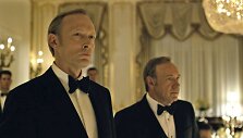 Rusijos prezidentą &bdquo;Viktorą Petrovą&ldquo; seriale &bdquo;House of Cards&ldquo; vaidinantis Larsas Mikkelsenas (kairėje) ir Kevinas Spacey