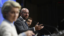Ursula von der Leyen ir Charles'is Michelis