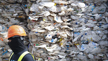 Neperdirbamo plastiko kalnas Malaiziijoje