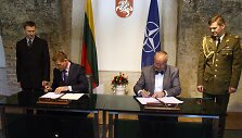 Bendradarbiavimo sutartį pasira&scaron;ė kra&scaron;to apsaugos ministras Juozas Olekas ir asociacijos pirmininkas Robertas Jurgelaitis