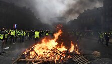 &bdquo;Geltonųjų liemenių&ldquo; protestai prie&scaron; E.Macroną peraugo į susirėmimus