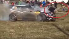 Jari-Matti Latvala parblo&scaron;kė fotografą