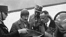 A.Hitleris ir H.Bauras derina skrydžių mar&scaron;rutą.