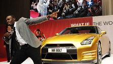 Usainas Boltas &scaron;alia savo auksinio &bdquo;Nissan&ldquo; GT-R.