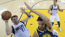 Luka Dončičius ir kiti &bdquo;Dallas Mavericks&ldquo; krep&scaron;ininkai sutriu&scaron;kino &bdquo;Warriors&ldquo;.