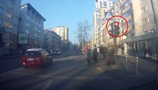 Automobilis važiuoja per raudoną 