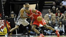 &bdquo;Rockets&ldquo; puolėjas Dwighast Howardas prie&scaron; &bdquo;Spurs&ldquo; žaidėją Timą Duncaną