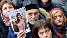 Žmonės prie Kijevo policijos būstinės reikalauja ne&scaron;ali&scaron;ko Irynos Nozdrovskos nužudymo tyrimo.