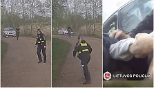 Pareigūnas panaudojo tarnybinį ginklą &ndash; &scaron;ovė į automobilį  