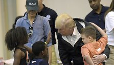 Donaldas Trumpas susitiko su žmonėmis, kurie nukentėjo nuo Harvey 