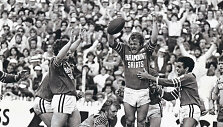 Tommy Raudonikis (su kamuoliu) buvo vienas ry&scaron;kiausių Australijos regbio žaidėjų 1969-1982 metais.