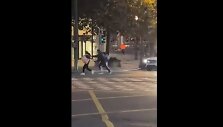 Per i&scaron;puolį Briuselyje vyras nu&scaron;ovė du &scaron;vedų futbolo sirgalius