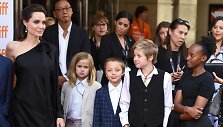 Angelina Jolie su vaikais (i&scaron; kairės) Vivienne, Knoxu, Shiloh ir Zahara