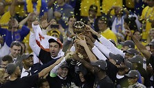 NBA trofėjus &ndash; &bdquo;Warriors&ldquo; žaidėjų rankose