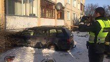 Kaune &bdquo;Passat&ldquo; įlėkė į daugiabučio sieną