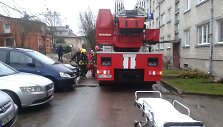 Tauragėje ugniagesiai penktame auk&scaron;te gelbėjo insulto i&scaron;tiktą moterį