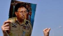 Protestuotojas laiko buvusio Pakistano lyderio Pervezo Musharrafo nuotrauką