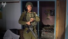 Izraelio kariuomenės atstovas spaudai Danielis Hagari rodo atrastą &bdquo;Hamas&ldquo; vadavietę