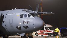 Į Lietuvą buvo atskraidinti 7 Ukrainoje sužeisti kariai