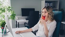 Obuoliai yra dažnas ir mėgstamas užkandis darbe