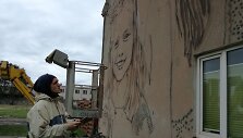 T.Vincaitis.ant sienos.nusprendė nutapyti dvi mergaites, kurių viena yra krik&scaron;to dukra.