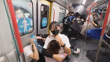 I&scaron;trauka i&scaron; vaizdo įra&scaron;o, kuriame rodomi Honkongo policijos užpulti protestuotojai Princo Edvardo metro stotyje 2019 m. rugpjūčio pabaigoje