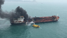 Prie Honkongo krantų užsiliepsnojus tanklaivis