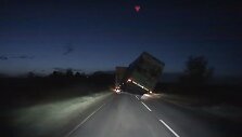 Vilkikui i&scaron;važiavus i&scaron; mi&scaron;kingos vietovės vėjo gūsis nusvėrė priekabą