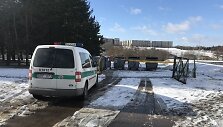 Jonavos policija prie konteinerių, į kuriuos i&scaron;mestas kūdikis 