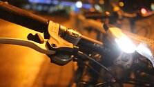 Automobilis partrenkė dviratininkę
