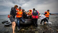 Migrantai ir pabėgėliai atplaukia į Lesbo salą
