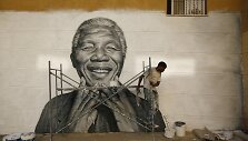 Ant sienos nupie&scaron;tas Nelsonas Mandela