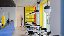 Bauhaus įkvėptas kavinės LOLA interjeras Vilniuje. AIAI architects