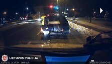 &Scaron;iauluose girta moteris vežė du vaikus