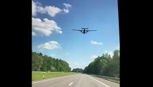Vir&scaron; magistralės A2 praskridęs lėktuvas