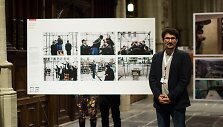 Arashas Khamooshi, &bdquo;Nenumatytų naujienų&ldquo; nuotraukų serijos III vietos laimėtojas, greta savo fotoistorijos, De Nieuwe Kerk bažnyčioje.