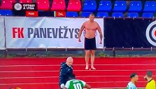 Pusnuogis vyras &scaron;alia aik&scaron;tės