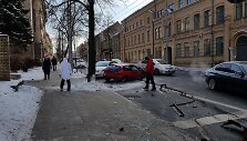 Avarija Pamėnkalnio gatvėje Vilniuje: &bdquo;Honda&ldquo; rėžėsi į stulpą