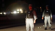 Afganistano policininkai blokuoja kelią.