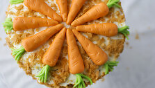Morkų, rie&scaron;utų ir ananasų tortas su maskarponės sūriu