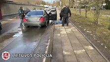 sustabdytame-bmw-automobilyje-rastas-didelis-kiekis-kvaisalu