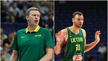 Donatas Motiejūnas (de&scaron;inėje) i&scaron; gynybos perėjo į D.Adomaičio puolimą.