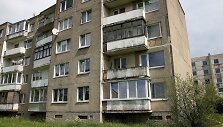 97-uoju numeriu pažymėto &Scaron;ėtos gatvės daugiabučio namo pirmosios laiptinės gyventojai tikina tapę savivaldybei priklausančiame socialiniame būste apgyvendinto įnamio įkaitais.