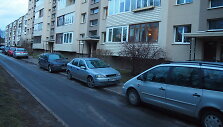 Automobiliai Žirmūnų gatvės daugiabučio kieme