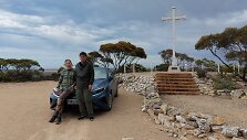 Aistė ir Augustinas su i&scaron;tikimuoju automobiliu, kuriuo įveikė 14 000 km žiedą aplink Australiją